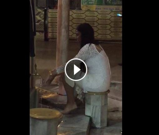 فيديو من مسجد - نادين نجيم تتوضأ لصلاة العشاء.. حقيقة أم مزحة!؟