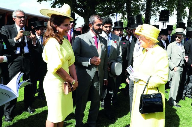 محمد بن راشد يلتقي ملكة بريطانيا على هامش سباق الديربي الكلاسيكي