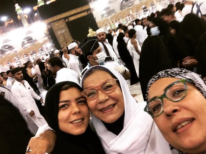 بالصورة - والدة ناهد السباعي وملابسها تشعل مواقع التواصل