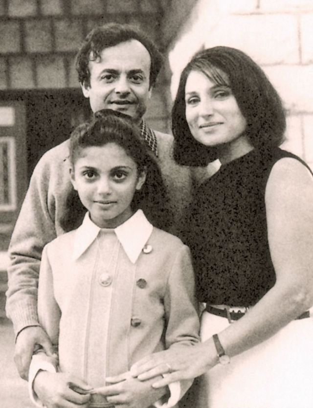 أدونيس وعائلته (من الأرشيف)