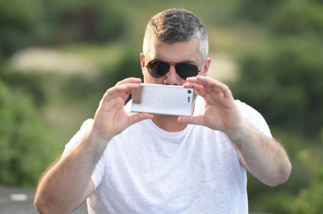 بالصور - فارس كرم ينفصل عن زوجته ويغني لإبنته!