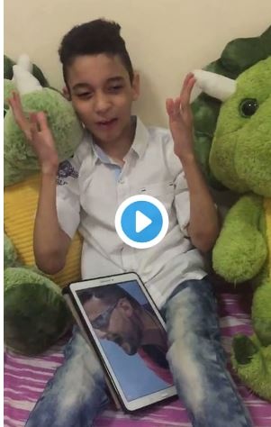 بالفيديو - طفل يقلد رامز جلال بطريقة غريبة.. والأخير يرد عليه