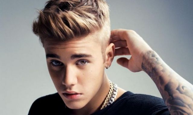 بالفيديو - جاستن بيبر بموقف محرج على المسرح بسبب معجب.. لن تصدقوا بماذا رشقه!!