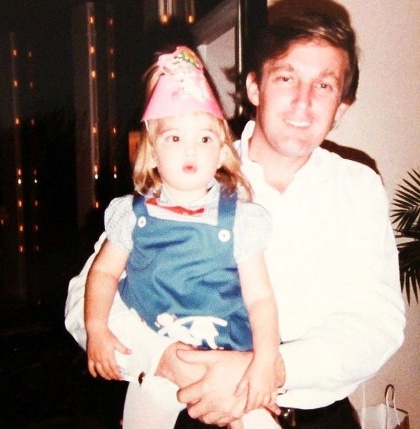 بالصورة - عمر دونالد ترامب الحقيقي يصدم الناشطين!! وما علاقته بهذه الطفلة؟؟