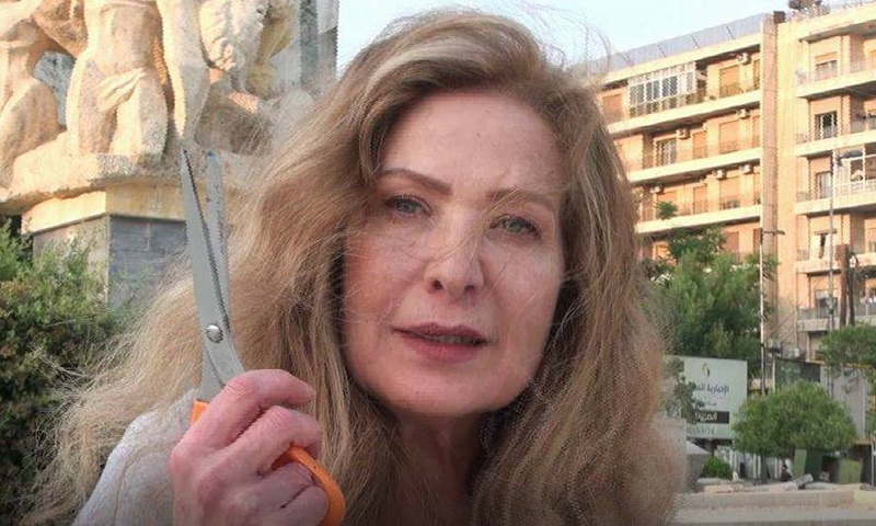 بالصور - رغدة تقص شعرها وسط ساحة في حلب!