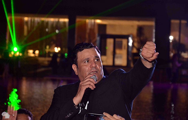 بالصور - لماذا نزل محمد فؤاد من المسرح في حفلته الأخيرة؟