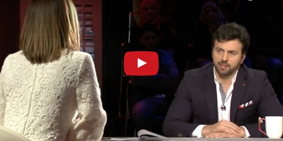 بالفيديو - بطريقة وفاء الكيلاني... مذيعة لبنانية تطلب يد ضيفها على الهواء! هل يتزوجان لاحقاً؟