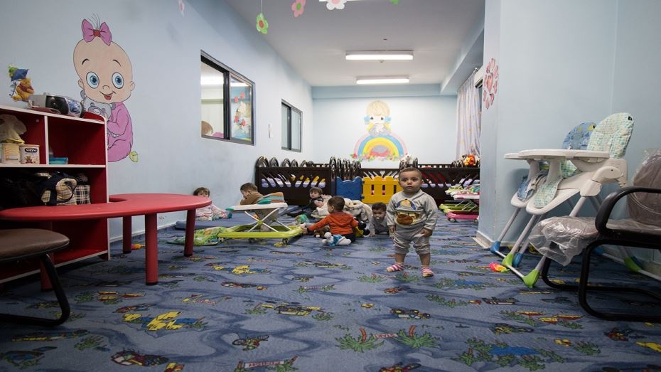 بالصورة - وفاة طفلة في حضانة بعد غلق فمها بشريط وصمغ!!