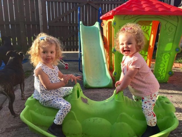 بالصور - أم تعرض توأمها للبيع.. لهذا السبب!