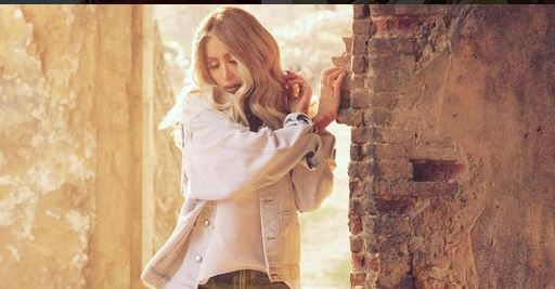 مايا دياب تثير الجدل  ببلوزة رجالي وغصن كرز!!