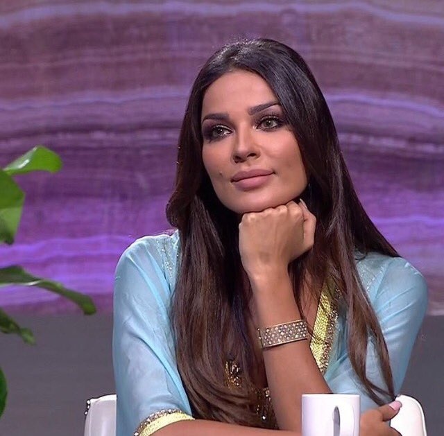 بالفيديو... هكذا مزجت نادين نسيب نجيم بين بريق الترتر ورقيّ القفطان العربي