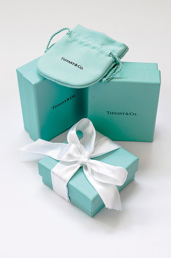 لتقديم الهدايا كما لتلقيها أصول...