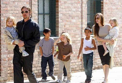 كيف احتفل براد بيت بعيد الأب هذا العام؟؟ وهذا ما فعلته طليقته أنجلينا جولي!!