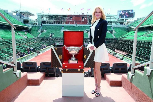 نيكول كيدمان تسلّم كأس نهائيات بطولة فرنسا المفتوحة لعام 2017 بالتعاون مع Louis Vuitton