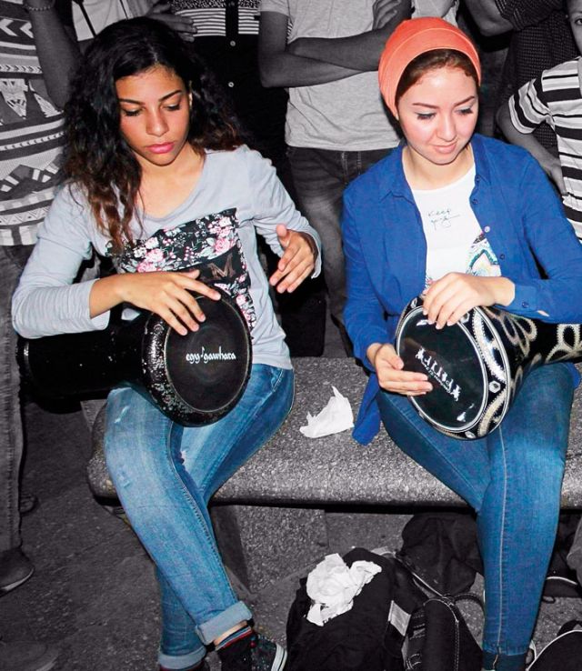 فتاتان تتحديان القيود وتعزفان على الطبلة في شوارع القاهرة