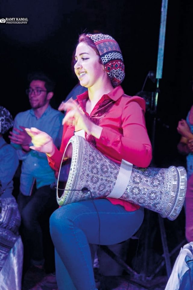 رانيا عمرو أثناء العزف