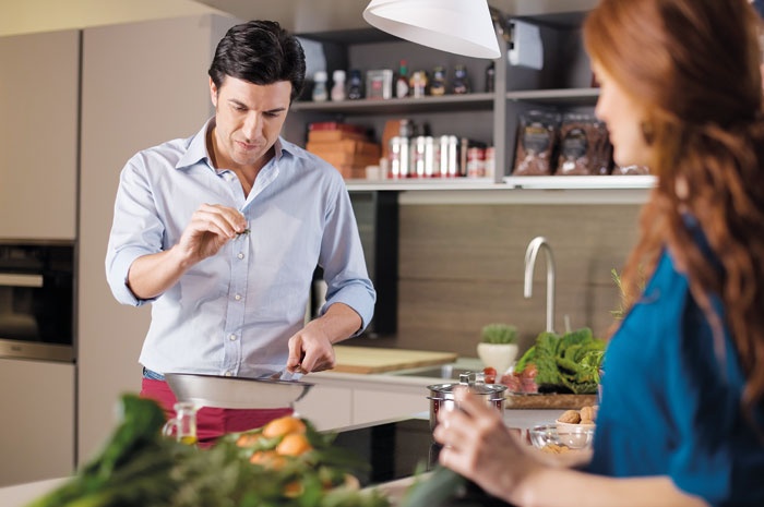 زوجك في المطبخ: مساعدة أم فوضى؟