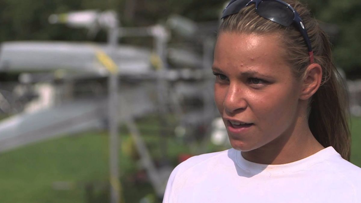 بالصور - ولدت بأطراف مشوّهة فتخلى عنها والداها وعُذبت في الميتم... شاهدوا كيف أصبحت هذه الفتاة اليوم