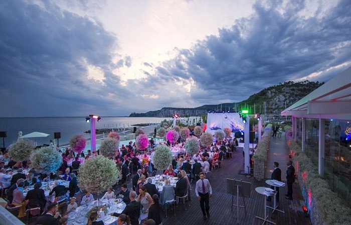 زفاف أسطوري لوريثة «سواروفسكي»... وزن فستان العروس وثمنه من عالم الخيال