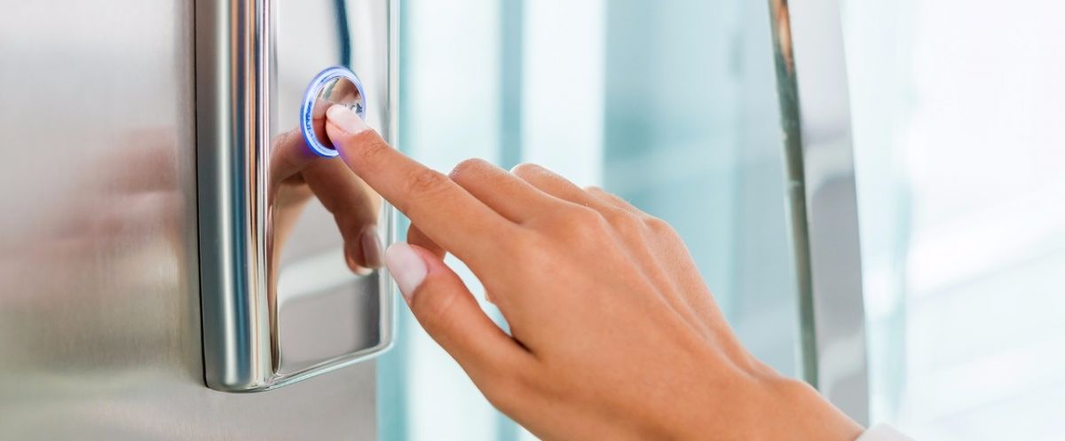 لأصحاب القلوب القوية - مصعد يقطع رقبة أمّ أمام طفلتها في مصر... التفاصيل مروّعة