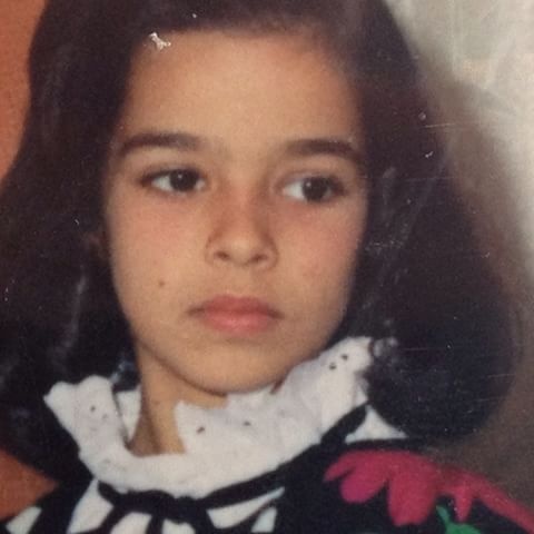 بالصورة – هذه الطفلة الجميلة أصبحت نجمة عربية شهيرة.. خمنوا من هي!!