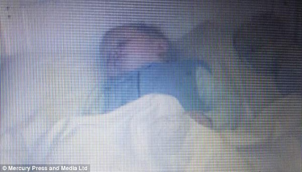 بالصور - بعد وضع كاميرا بجانب طفلهما... مفاجأة مرعبة لزوجين!