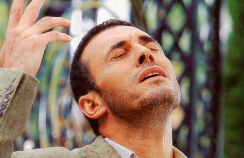 بالفيديو - كاظم الساهر يشعل مواقع التواصل برسالة مؤثرة الى العالم العربي