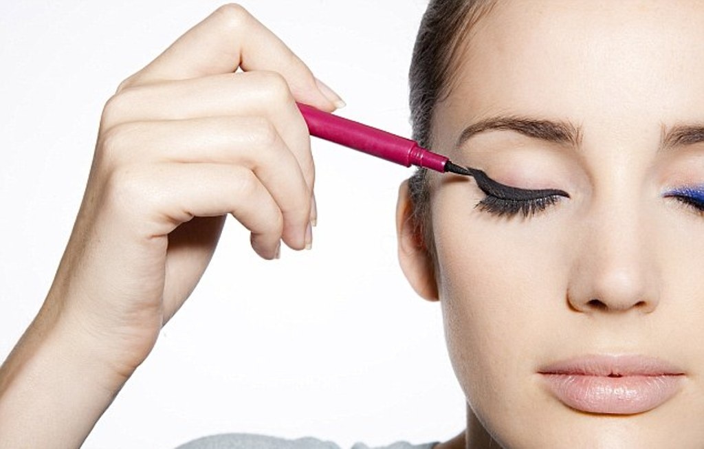 إكتشفي الخطأ الذي يمنعك من تطبيق الآيلاينر بنجاح... وإليك نصيحة لم تخطر في بالك يوماً