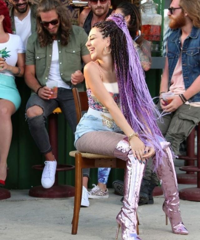 بالصور- خمني كم يبلغ حذاء مريام فارس في فيديو كليبها الجديد! من اتهمها بالتقليد؟