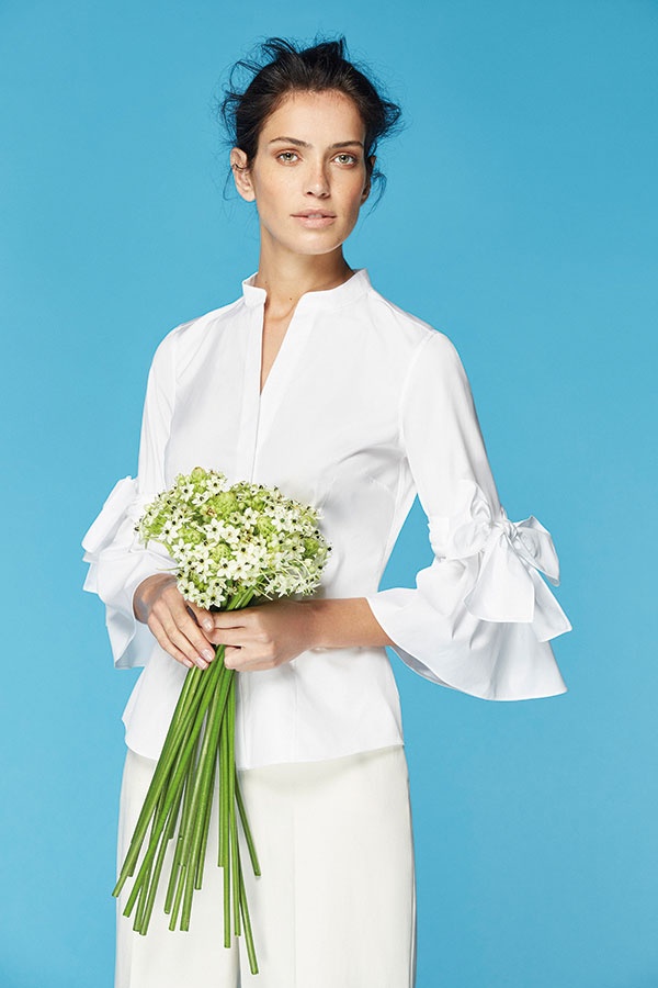 القميص الأبيض لإطلالة مشرقة هذا الصيف اختاريه من CH Carolina Herrera