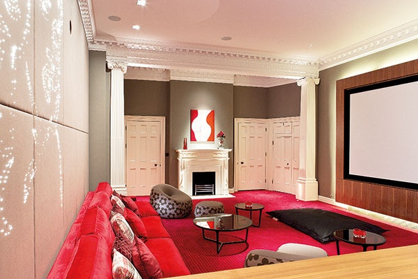 صالة السينما الخاصة تتميز بأثاث مريح وألوان حارة