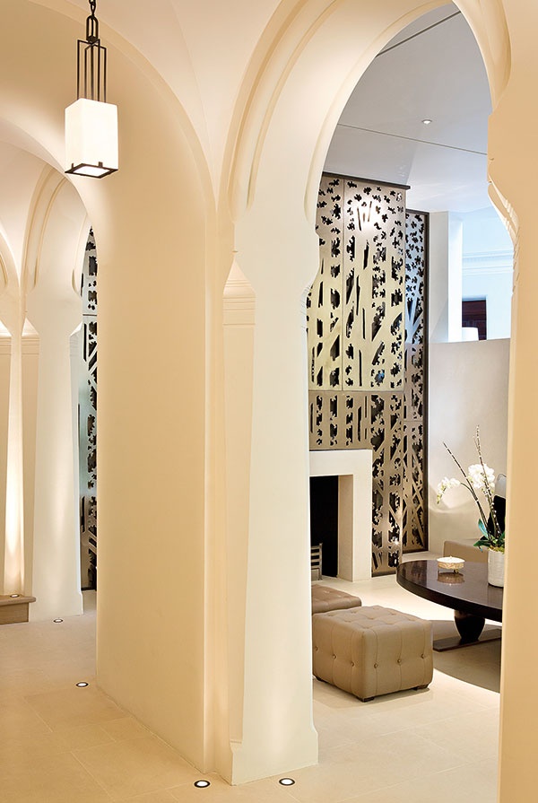 قناطر المدخل تم الحفاظ عليها كعنصر أصيل من الهندسة الفيكتورية