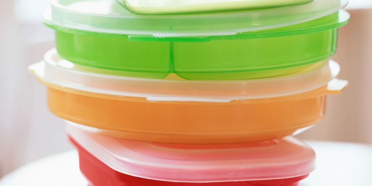 هذه الحيل السهلة تساعدك على التخلص من بقع الأواني البلاستيكية... جربيها