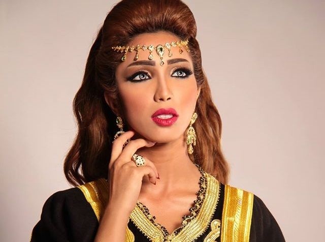 بالفيديو - دنيا بطمة تشن هجوماً عنيفاً على إعلامية خليجية.. والأخيرة ترد: شكلها يشبه الفقمة!!