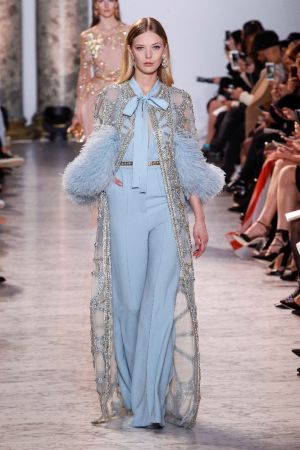 جرأة الريش من المنصات إلى أزياء النجمات ...  شاهدي كيف ارتدته النجمات