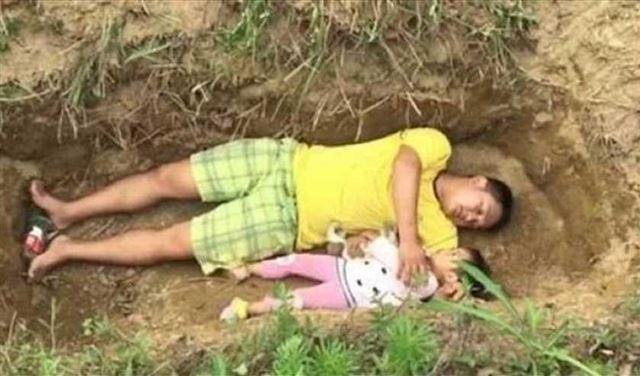 يلعب مع ابنته في القبر كل يوم... لهذا السبب المُحزن والصادم!!