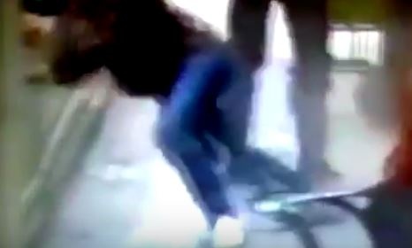 بالفيديو - مغربي يضرب وسكب مادة حارقة على زوجته داخل المحكمة.. والسبب غريب!