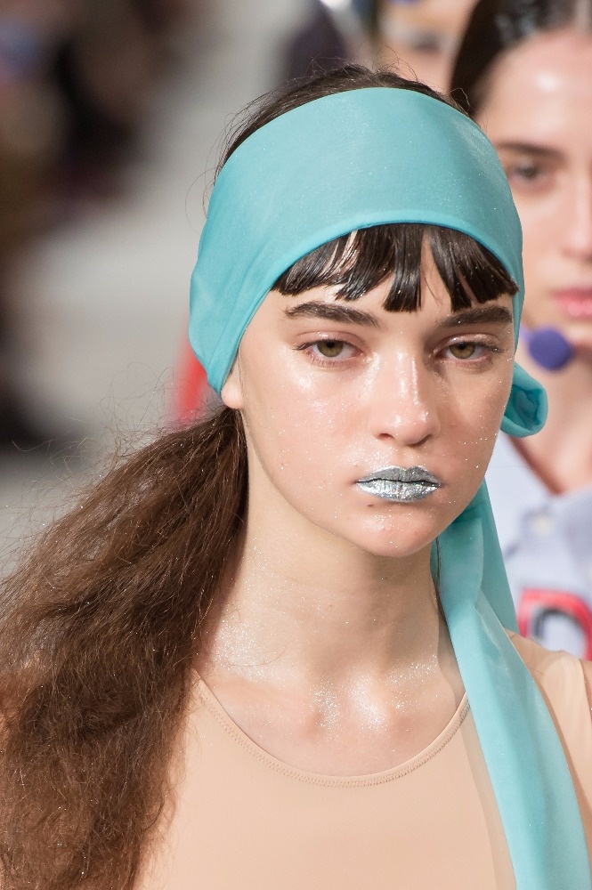 بالصور- هكذا ستميزين تسريحة شعرك بالوشاح