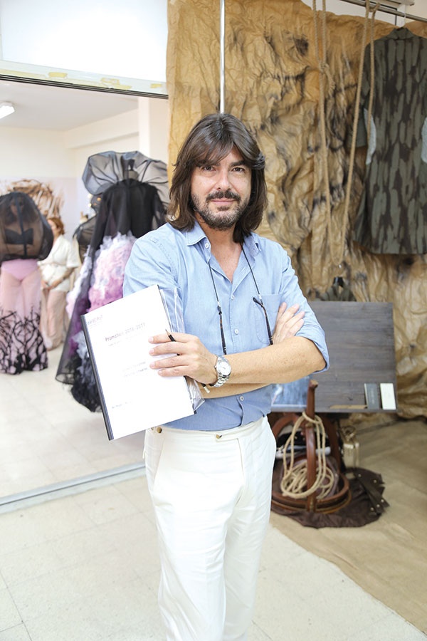 المصمم العالمي ستيفان رولان Stephane Rolland المصمّمون العرب الجدد غارقون في القسوة والصراعات