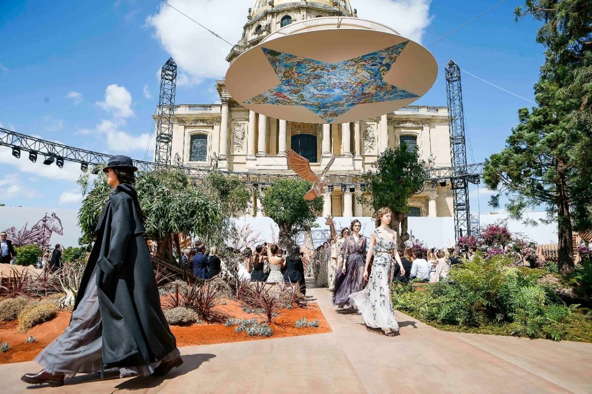 بالصور- لغة كريستيان ديور في عرض شتاء 2017 للأزياء الراقية لن يفهمها إلا أنت!!