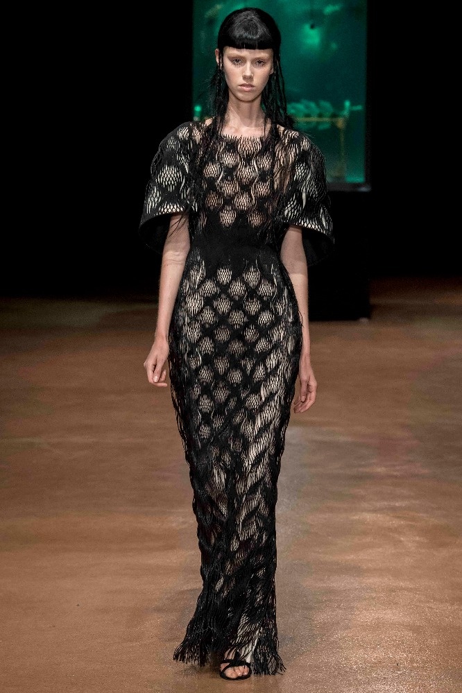 بالصور- رحلة كونية مستقبلية في عرض مجموعة Iris Van Herpen الراقية لخريف 2017