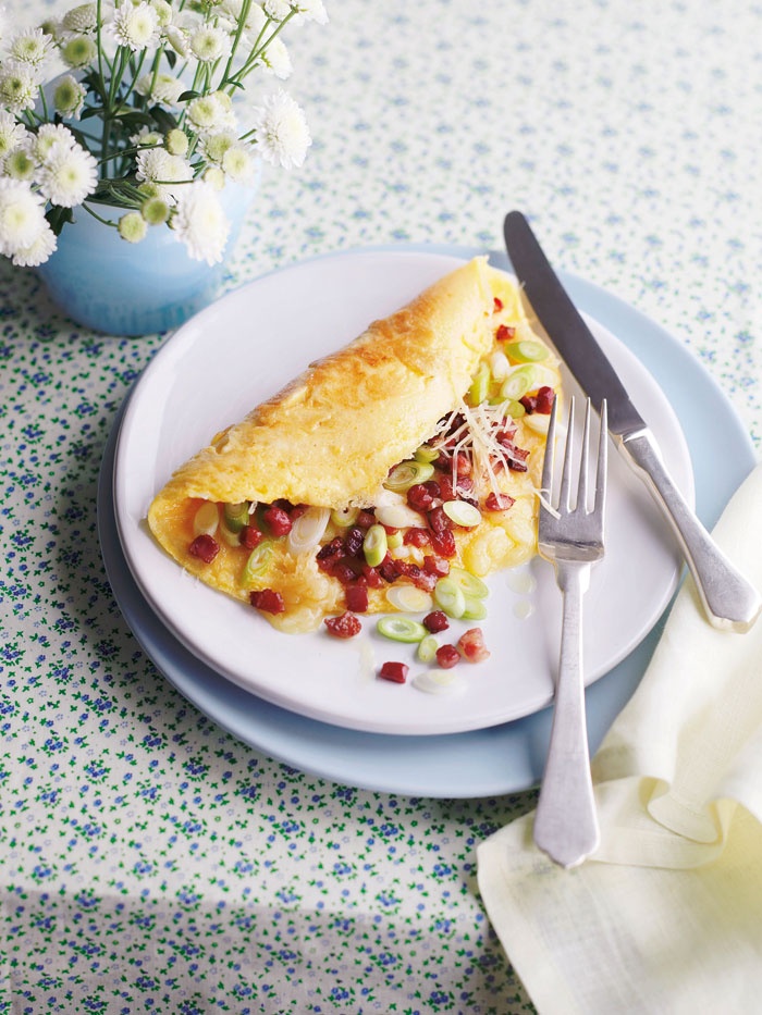 عجة اللحم والبصل الأخضر