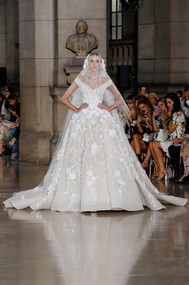 مجموعة المصمم جورج حبيقة للخياطة الراقية لخريف وشتاء 2017-2018  تنقلنا إلى عالم الخيال ضمن أسبوع الموضة في   باريس