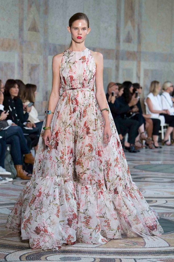 أنوثة الأزياء ورقيها في عرض Giambattista Valli لخريف 2017 خلال أسبوع الموضة في باريس