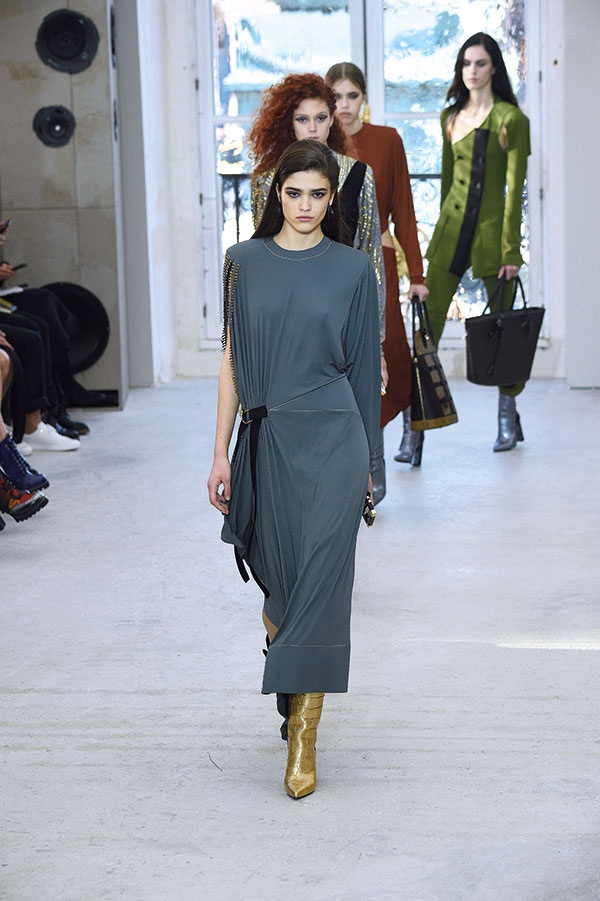 Louis Vuitton... أزياء باريس لصيف 2017