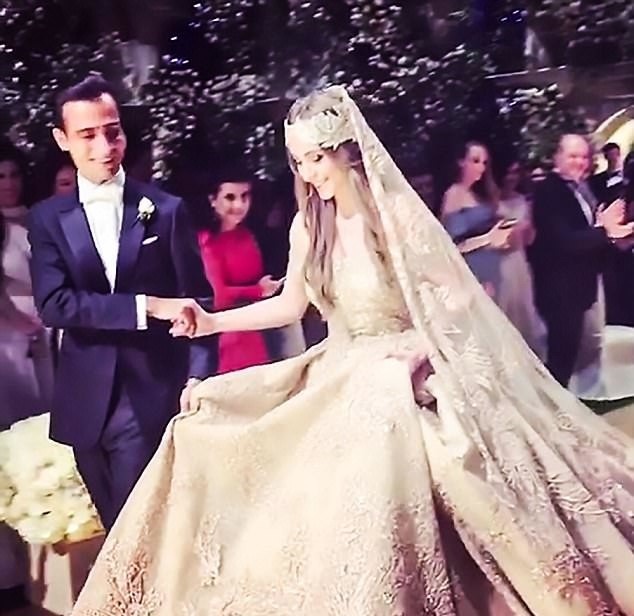 بالصور - زفاف روسي أسطوري بلمسة عربية... ستصدمون بكلفة الورود!!