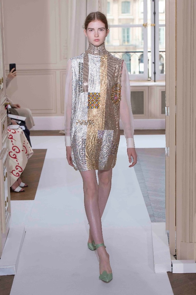 بالصور- مجموعة Schiaparelli للأزياء الراقية لخريف 2017... أنوثة بلمسة ملفتة