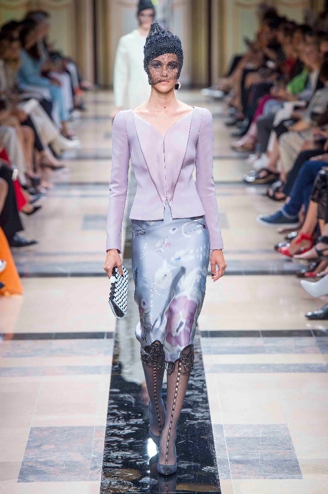 بالصور- جورجيو أرماني ينقل أناقة المرأة الإيطالية إلى باريس تحت عنوان الغموض!!!