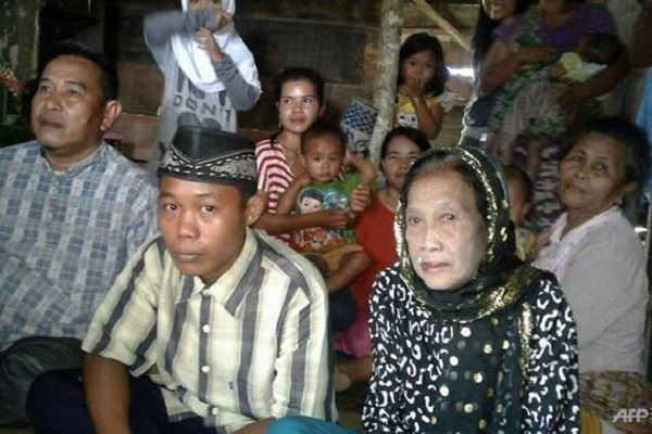 بالصور - صبي قاصر يتزوج من سبعينية في حدث صادم!