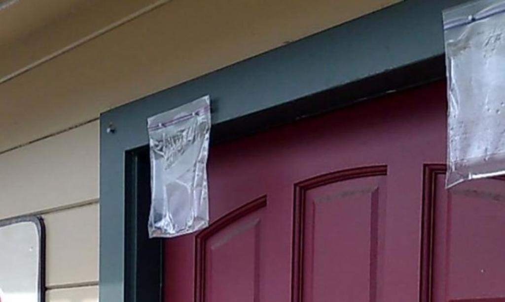 حيلة تمنع دخول الذباب إلى منازلكم نهائياً... هذا ما يجب أن تعلقوه على أبوابكم